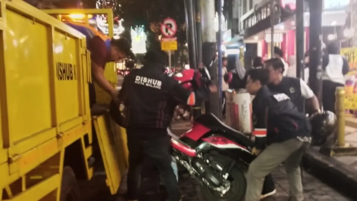 TEGAS: Petugas dishub menertibkan kendaraan yang melanggar aturan parkir, Sabtu (3/5).