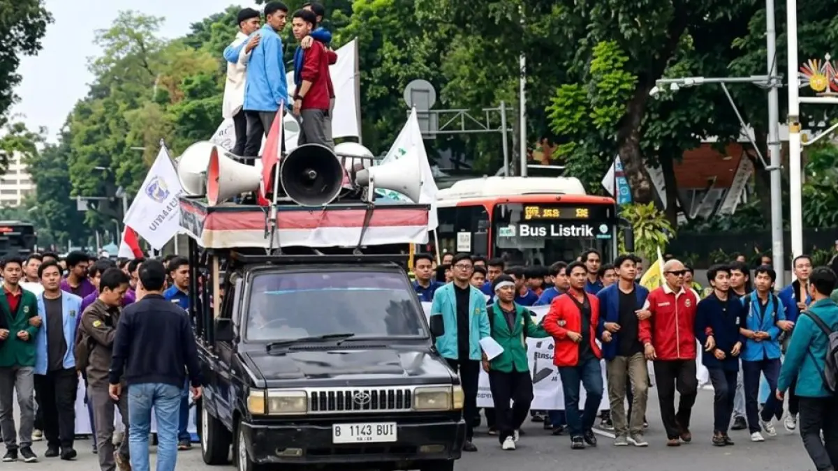 UNJUK RASA: Aliansi BEM SI kembali turun ke jalan karena tidak mendapat respons dari pemerintah. Massa menyuarakan tuntutan evaluasi menyeluruh terhadap sistem pendidikan di Indonesia. (Sumber: Istimewa)