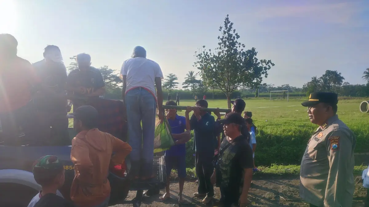 Warga dan polisi mengevakuasi jenazah seorang pencari ikan yang hilang di Sungai Sumber Luluh, Ngajum, Minggu (3/5). (Polsek Ngajum)