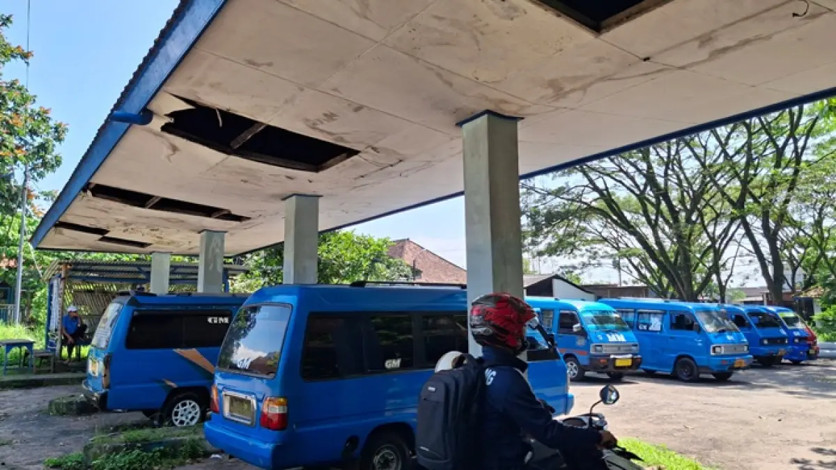 BELUM ADA SOLUSI: Sejumlah angkot menunggu penumpang di Terminal Mulyorejo Kota Malang, kemarin. Shalter angkot di sana terlihat berlubang dan butuh perbaikan saat ini. 