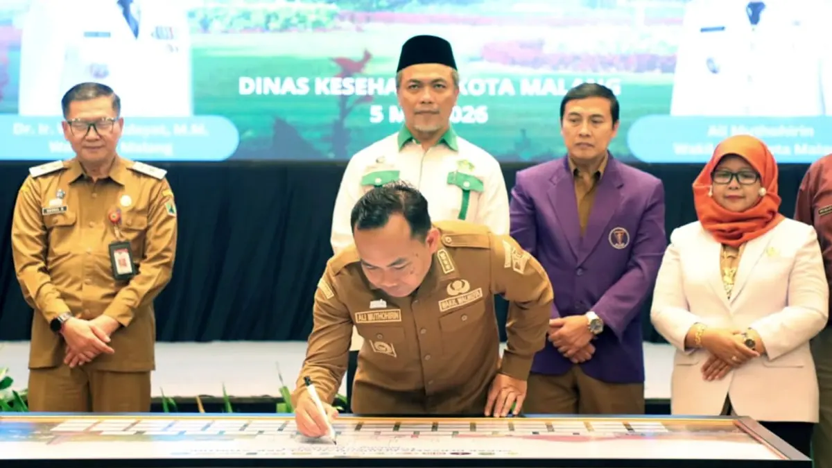 BERI PERHATIAN PENUH: Wakil Wali Kota Malang Ali Muthohirin menandatangani kolaborasi GERAKAN PENTING bersama lintas sektor di Hotel Atria, kemarin (5/5). (Prokopim Kota Malang For Radar Malang)