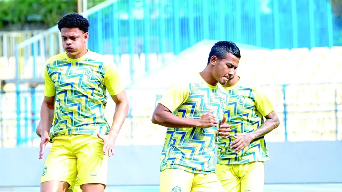 BISA BERMAIN LAGI: Walisson Maia (kiri) menjalani sesi pemanasan sebelum melawan Persik Kediri di Stadion Joko Samudro, Gresik, 3 Mei. 