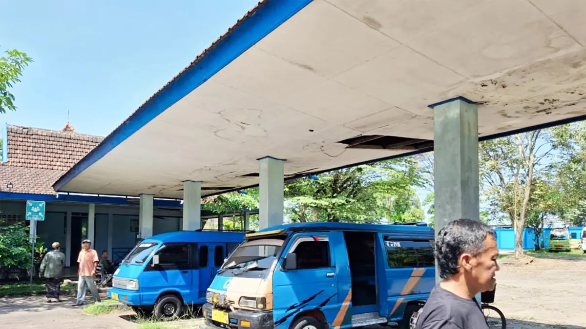 BUTUH PERHATIAN: Sejumlah atap di Terminal Mulyorejo jebol sejak beberapa waktu lalu. (Nabila Amelia/Radar Malang)