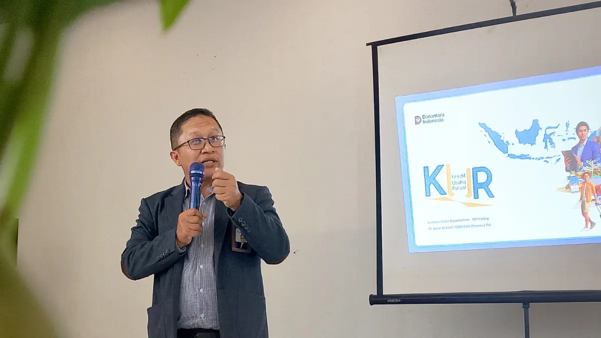 DIDOMINASI SEKTOR PERTANIAN: Tito Witarnawan, Regional Micro Banking Head BRI Region Malang menjelaskan progres penyaluran Kredit Usaha Rakyat (KUR) kepada awak media, kemarin (4/5).