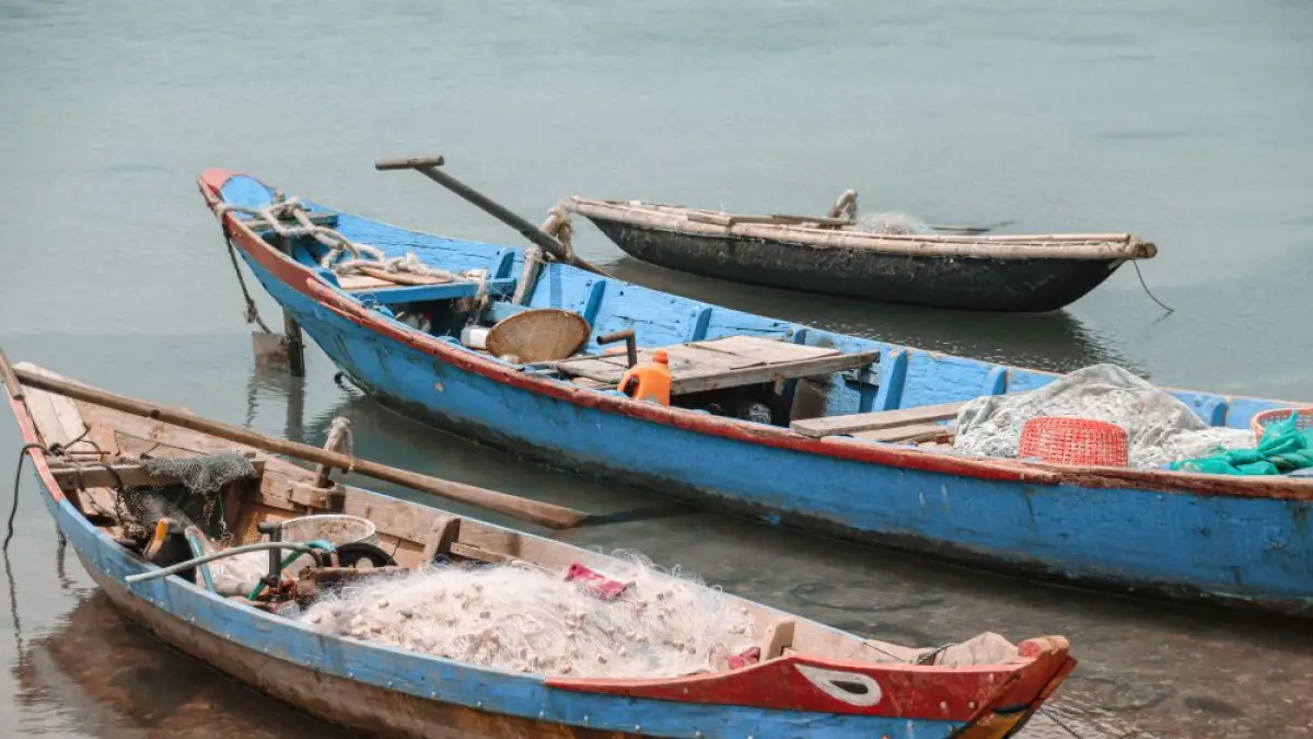 Illustrasi kapal nelayan yang tidak beroperasional imbas kenaikan harga BBM. (Freepik)