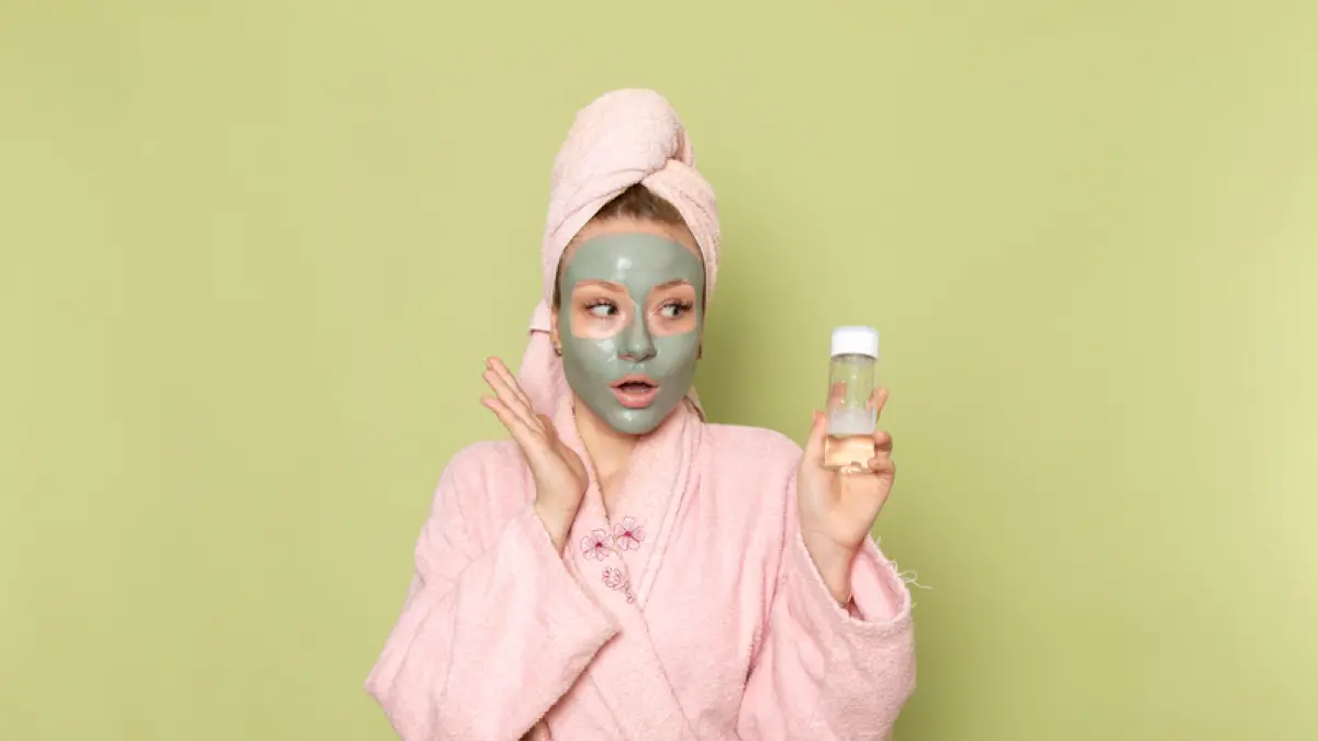 Ilustrasi perempuan memakai masker wajah (Freepik)