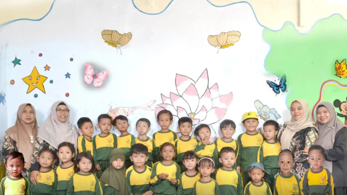 KOMPAK : Kebersamaan Ketua Yayasan Nurmaliati SPd bersama guru dan siswa Yayasan Al-Muhajirin Turen.