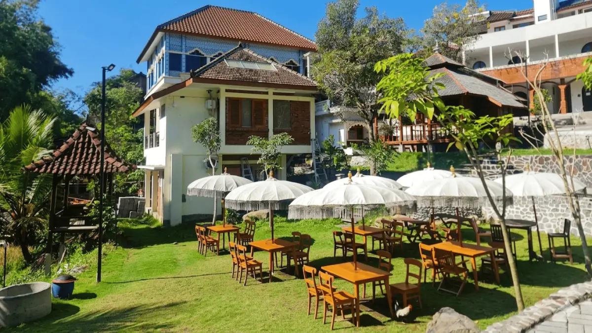Kopi Kalibrantas menawarkan area tempat duduk taman di luar ruangan. (Shin Shintara / Google Maps)