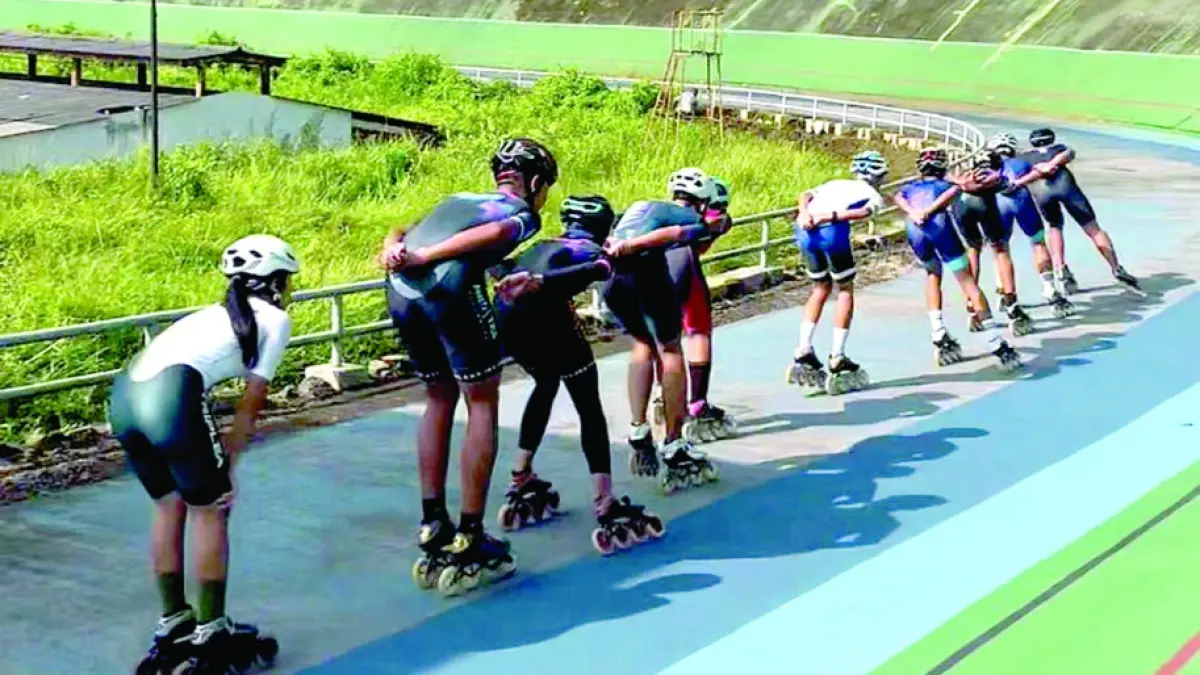 LATIHAN RUTIN: Atlet sepatu roda Kota Malang nomor speed menggelar latihan teknik di Lintasan Velodrome Kota Malang, kemarin. 