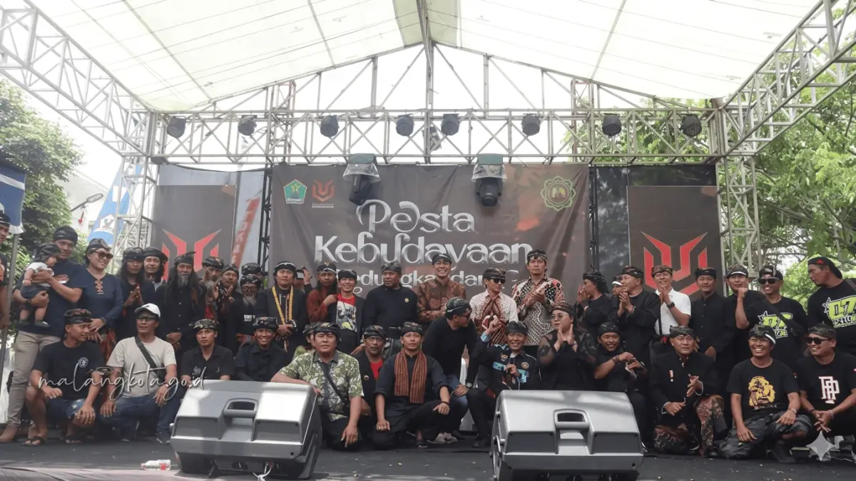 Memperlihatkan sekelompok orang berpose bersama. (Indonesia Kaya / Google)