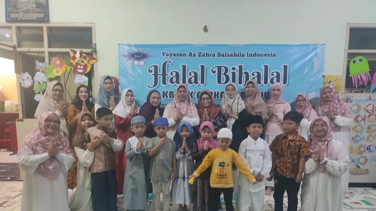 PENDIDIKAN KARAKTER : Acara Halal Bihalal di KB-TK Perharsia Tujuh bersama Ketua Yayasan Yayasan Az Zahra Salsabila Indonesia Hj. Edyana Frida, wali murid, seluruh guru dan siswa.