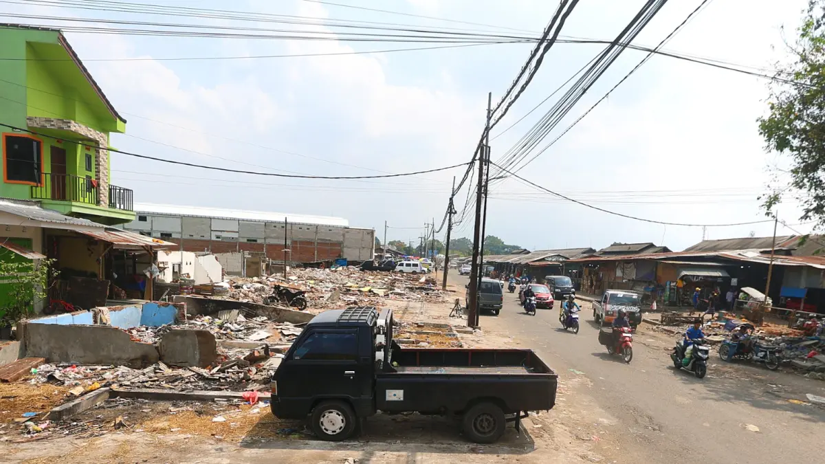 PROYEK MASIH DILELANG: Bekas bongkaran lapak pedagang Pasar Induk Gadang (PIG) sudah dibersihkan Pemkot Malang.(Darmono / Radar Malang)