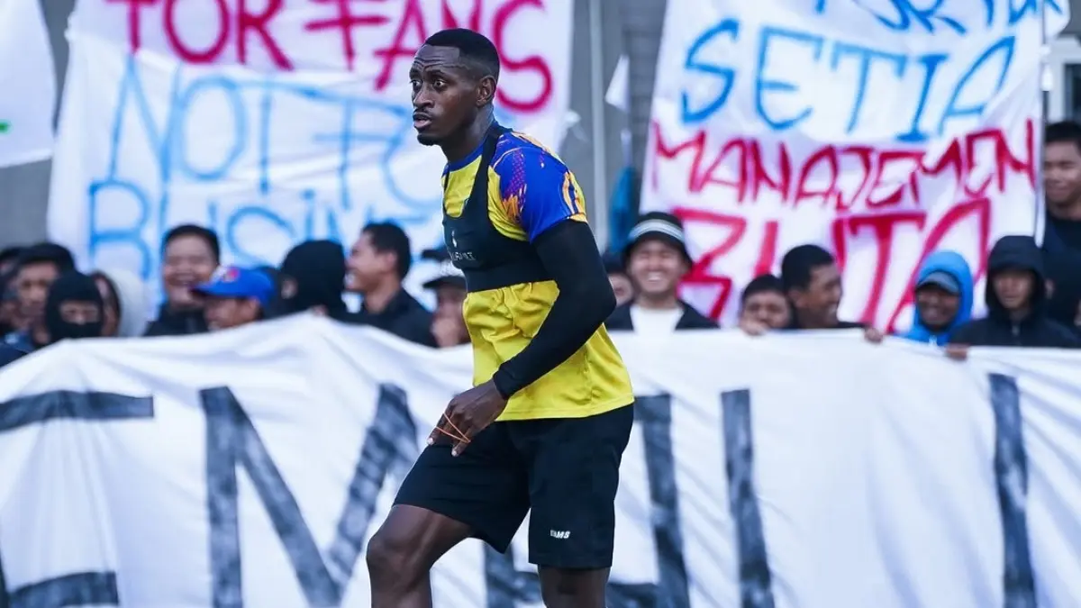SELALU LEGAWA: Gelandang Mathues Blade berlatih di Dreams Football Pitch, Pakis, dengan disaksikan puluhan Aremania, pekan lalu. 