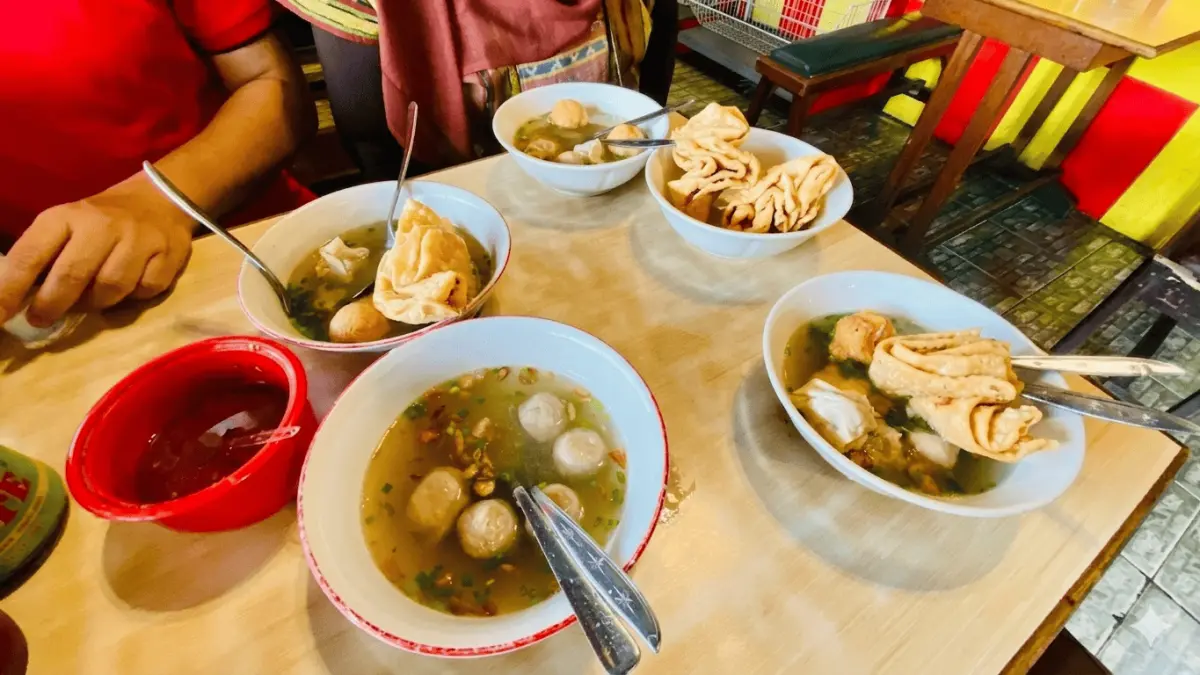 Semangkuk bakso hangat lengkap dengan pangsit goreng renyah. (Sandro Aquino / Google Maps)