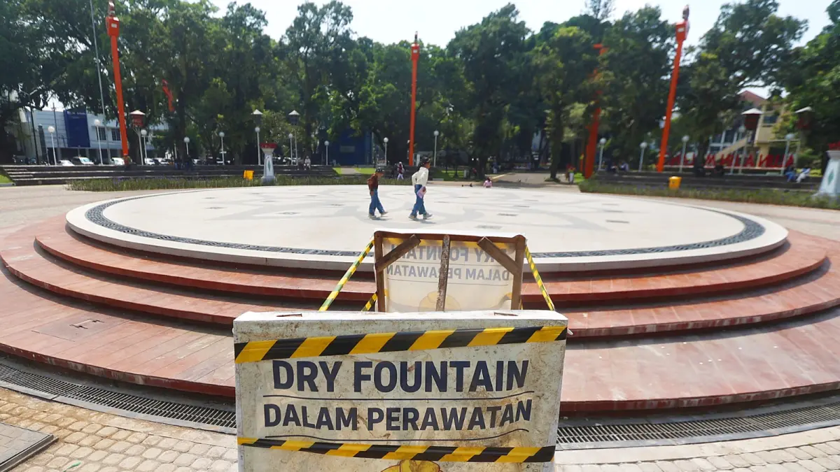 SEPEKAN PERBAIKAN: Air mancur di Alun-Alun Merdeka masih ditutup untuk pengunjung. Alat dry fountain-nya mengalami kerusakan, beberapa hari lalu. (Darmono/Radar Malang)