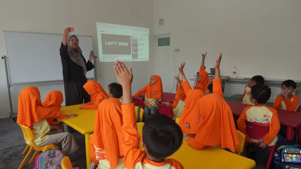 SIAP LEBIH AWAL: Calon Siswa SD Muhammadiyah 04 Malang mengikuti program preschool bilingual untuk mengenal lingkungan sekolah dan suasana belajar bersama guru dan teman.