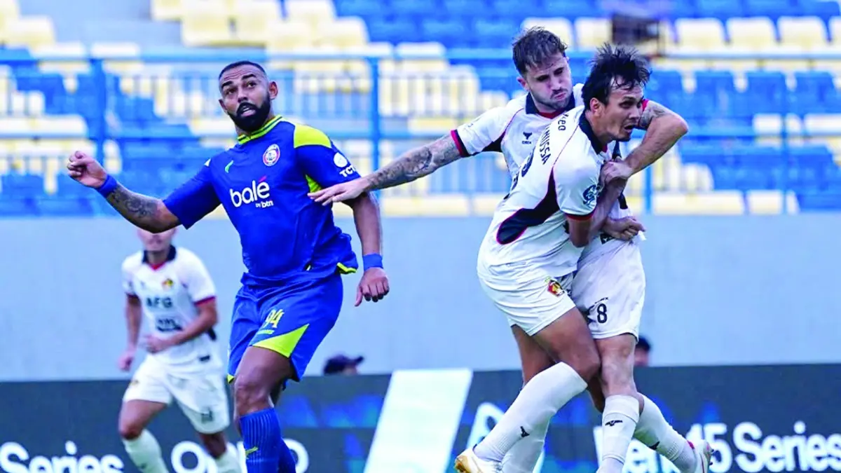 SULIT MENANG: Dalberto Luan Belo (kiri) berusaha menjangkau bola dalam laga BRI Super League melawan Persik Kediri di Stadion Joko Samudro, Gresik, Minggu lalu (3/5). 