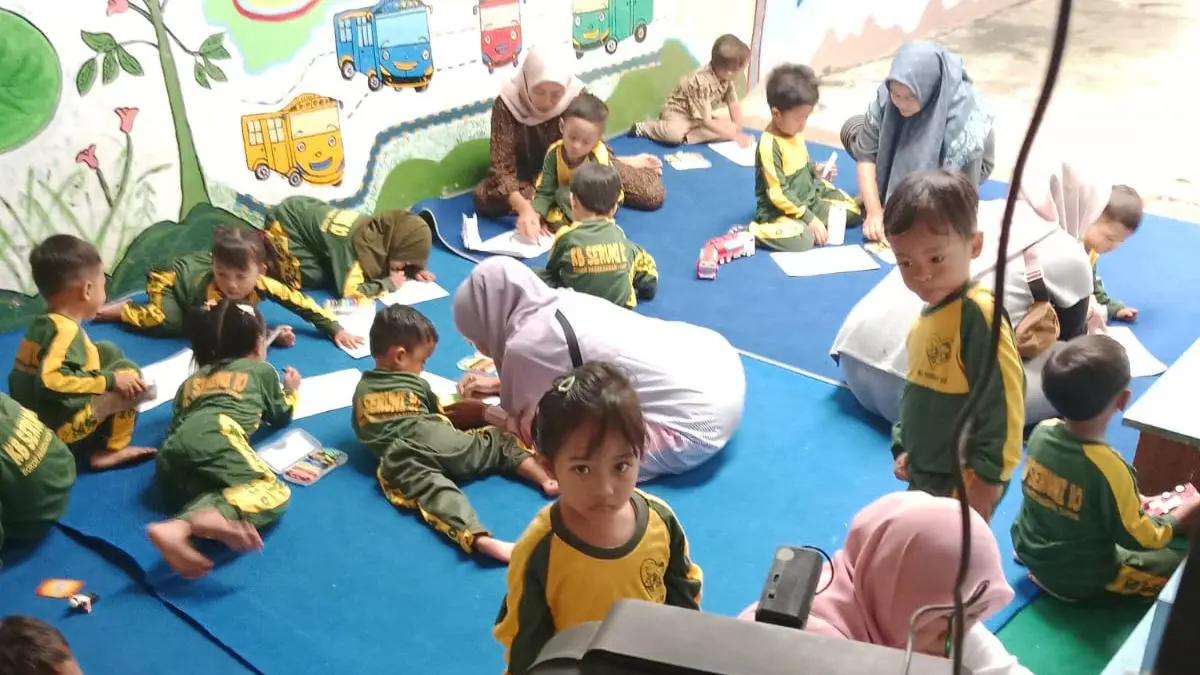 TERBAIK : Kegiatan belajar dan bermain dari para siswa Yayasan Al-Muhajirin Turen.