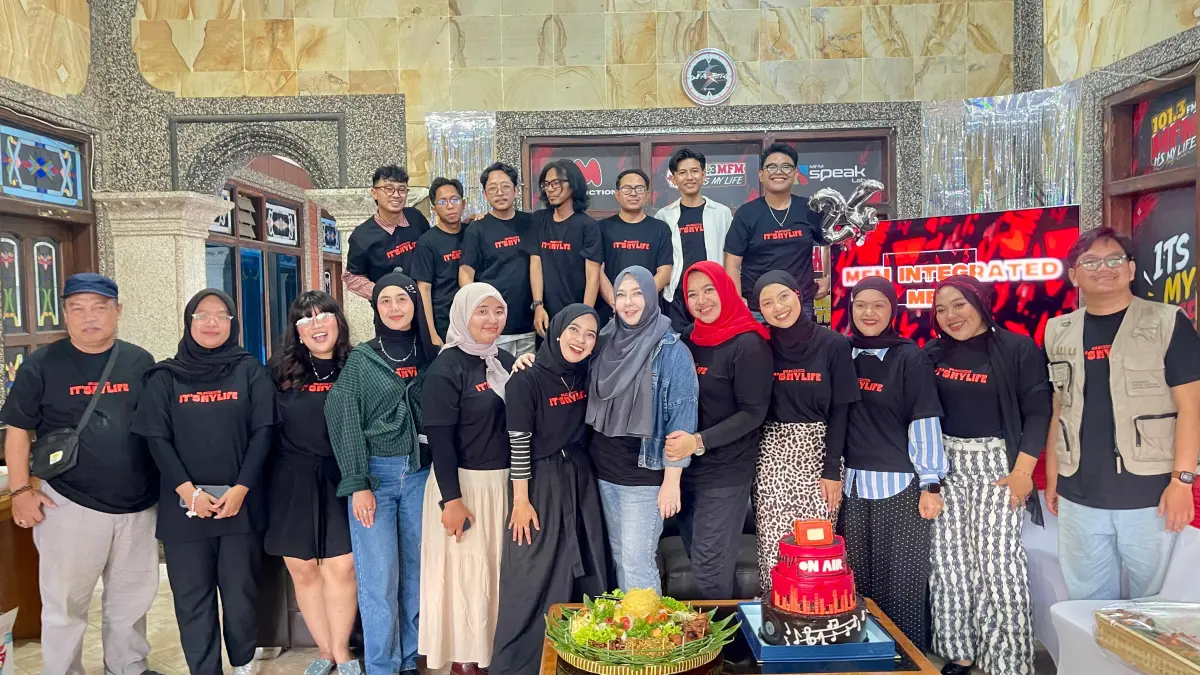 Tim MFM Radio merayakan ulang tahun ke-24, Selasa (5/5). 