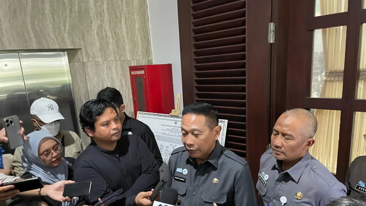Wali Kota Wahyu Hidayat menjawab pertanyaan awak media soal larangan pungutan untuk biaya wisuda SD dan SMP, Selasa (5/5). (Andika Satria Perdana/Radar Malang)