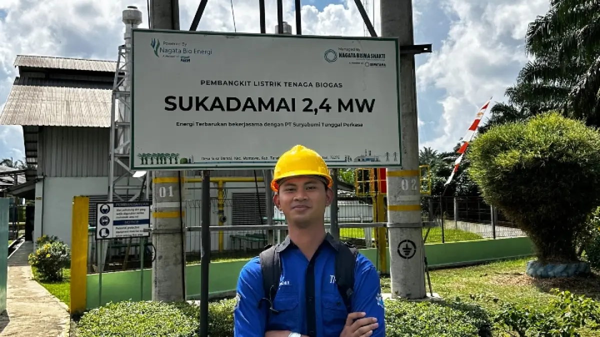 ANDALAN: Novan Adhi Ramadhan, mahasiswa Program Studi Teknik Industri UMM kini mampu terjun langsung menangani operasional industri kelapa sawit berskala besar.