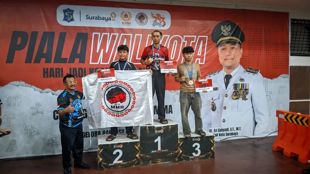 BAWA PULANG MEDALI: Atlet IBCA-MMA Kabupaten Malang (dua dari kiri) berhasil raih medali perunggu dalam Piala Wali Kota Surabaya 2026, pekan lalu.