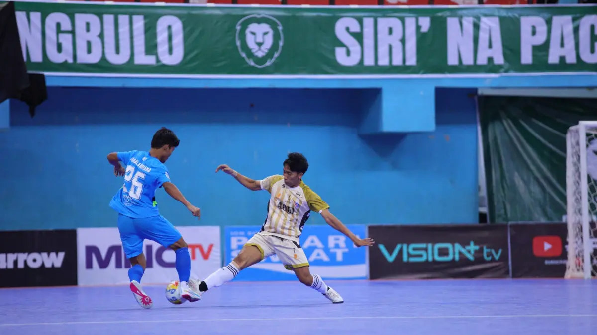 BERTEKAD LEBIH BAIK: Flank Unggul FC Malang Achmad Vicky Irawan berusaha merebut dari pemain Halus FC dalam laga PFL Series Makassar, Minggu lalu (3/5). (foto: MO Unggul FC Malang)