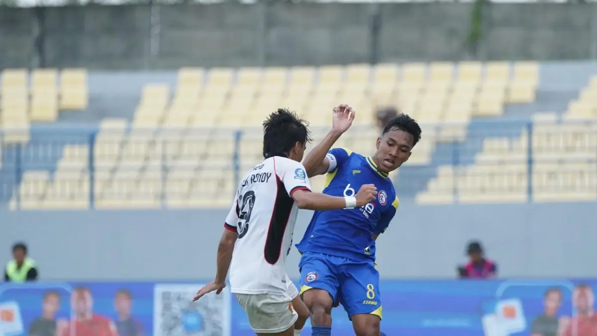 BERUSAHA SEGERA BANGKIT: Gelandang Arema FC Arkhan Fikri (kanan) berebut bola dengan pemain Persik dalam laga BRI Super League pekan ke-31, beberapa waktu lalu (Foto: MO Arema FC)