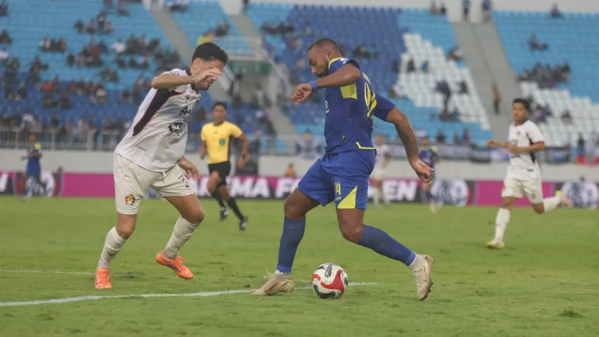 BISA CATAT REKOR: Dalberto Luan Belo berusaha melewati pemain Persik Kediri dalam laga BRI Super League di Stadion Kanjuruhan, beberapa waktu lalu. (foto: Darmono/Radar Malang)
