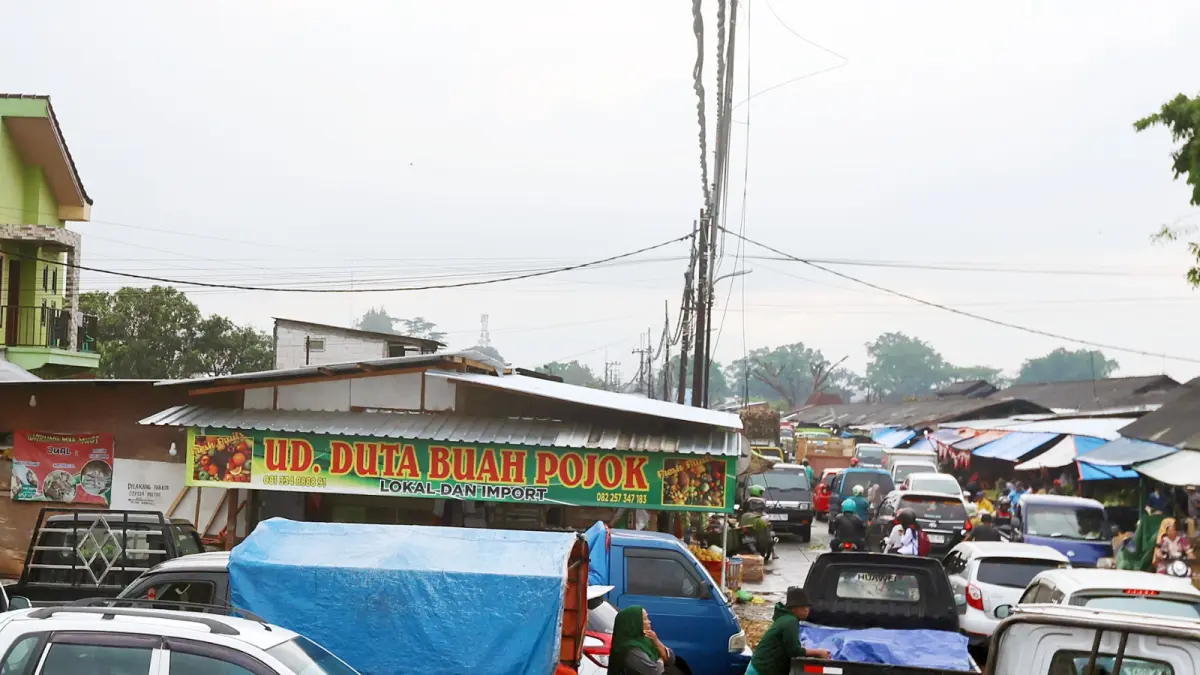 Foto bawah, kondisi sebelum pembongkaran lapak dilakukan, beberapa bulan lalu. Area itu bakal dijadikan ruas jalan.
