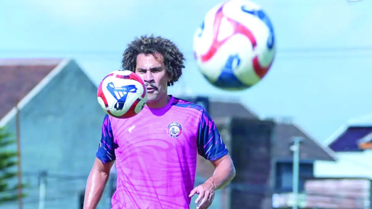 HARUS OPERASI LAGI: Pablo Oliveira mengontrol bola dalam sesi latihan di Dreams Football Pitch, beberapa waktu lalu. Dia naik meja operasi 24 April lalu. (Foto: MO Arema FC)