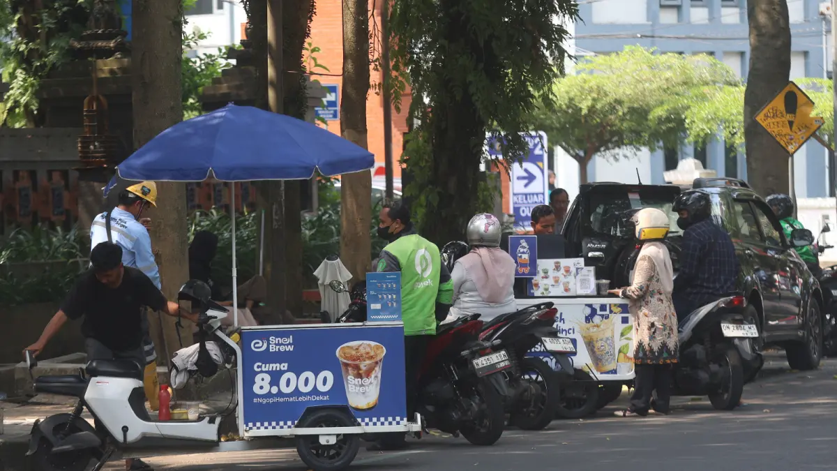 JADI SOROTAN: Sejumlah PKL masih terlihat berjualan di jalur sepeda, Jalan Veteran atau di depan Universitas Brawijaya (UB), kemarin.