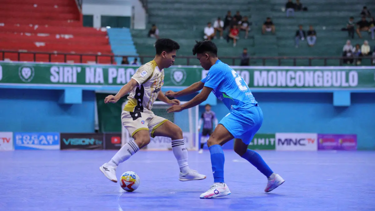 JAGA KONSISTENSI: Pemain Unggul FC Abdussalam (kiri) berusaha melewati penggawa Halus FC dalam laga PFL Series Makassar, beberapa waktu lalu. (Foto: MO Unggul FC Malang)
