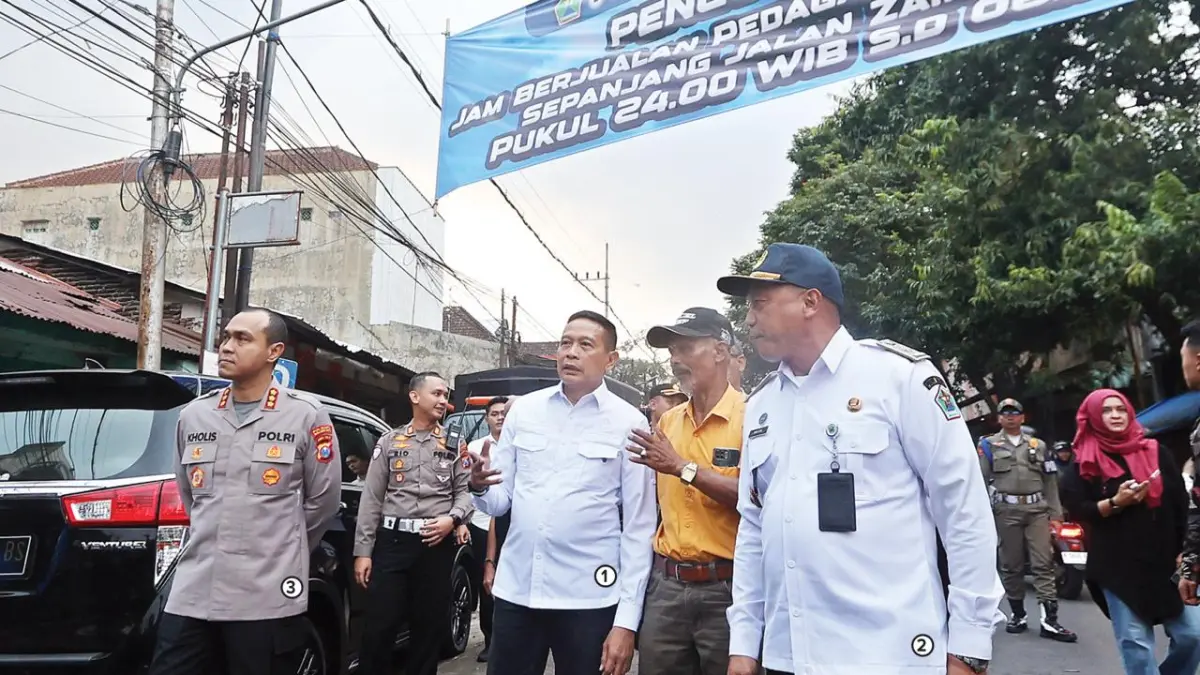 JANGAN GANGGU LALIN: 1) Wali Kota Malang Wahyu Hidayat, 2) Kepala Diskopindag Kota Malang Eko Sri Yuliadi, dan 3) Kapolresta Malang Kota Kombes Pol Putu Kholis Aryana meninjau Pasar Kebalen, kemarin sore. (DARMONO / RADAR MALANG)