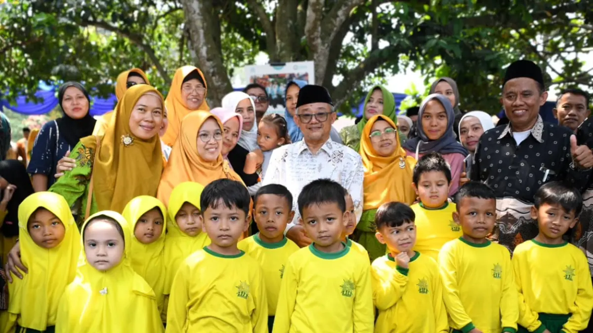 Mendikdasmen Abdul Mu’ti (tengah) sedang foto bersama dengan para peserta didik dan para pemangku kepentingan. (Dok. Kemendikdasmen)