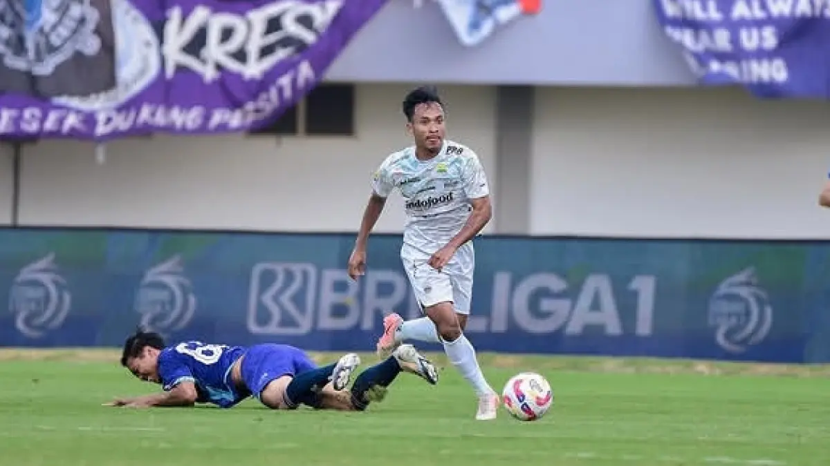 Pemain Persib Robi Darwis berebut bola dengan pemain Persita. (Instagram Robi Darwis)