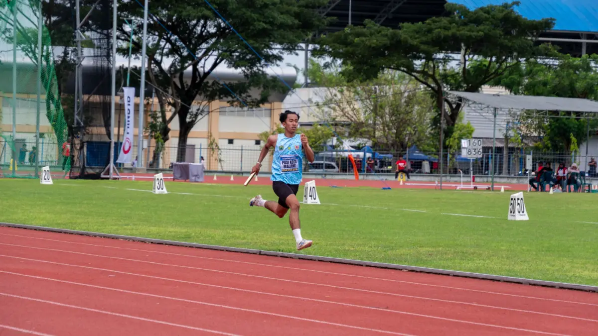 PERFORMA BAGUS: Atlet Pasi Kota Malang Cristian Stenly bertanding di nomor estafet 4x100 meter putra dalam kejuaraan Jatim Open 2026 di Lapangan Atletik Oentoeng Poedjadi UNESA, Surabaya, Minggu lalu (3/5)