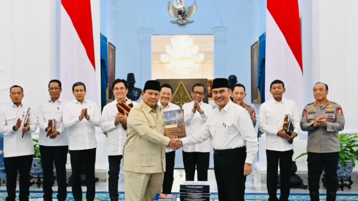 Presiden Prabowo Subianto saat menerima laporan Komisi Percepatan Reformasi Polri di Istana Negara, Jakarta, Selasa (5/5). (@sekretariat.kabinet)