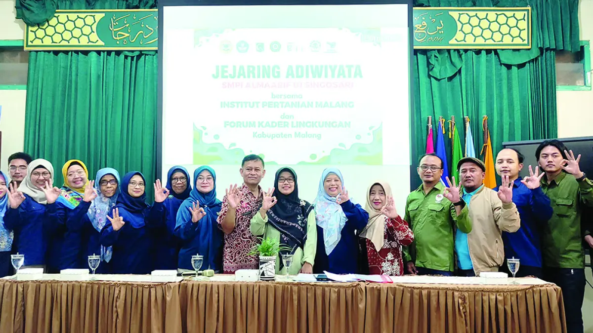 SADAR LINGKUNGAN: Institut Pertanian Malang dan Forum Kader Lingkungan Kabupaten Malang bersama guru SMPI Almaarif 01 Singo sari perkuat komitmen pengelolaan lingkungan berkelanjutan, beberapa waktu lalu.