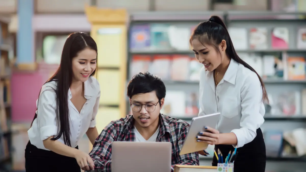 Sejumlah prodi diprakirakan tetap bertaham meski tidak relevan dengan delapan industri strategis nasional. (Freepik).