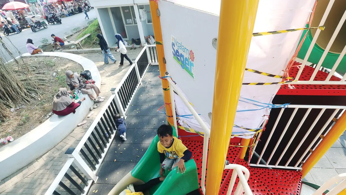 SIAPKAN PENGAWAS: Sejumlah anak-anak bermain di wahana seluncuran playground Alun-Alun Merdeka, kemarin (6/5). (DARMONO / RADAR MALANG)