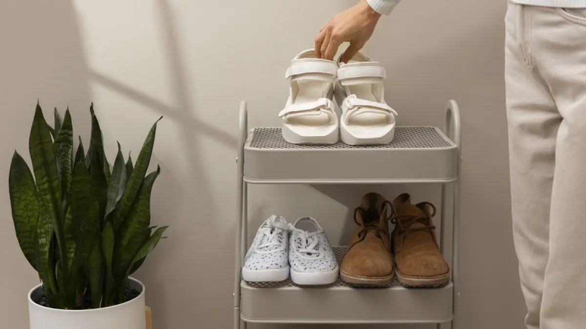 Simpan sepatu dengan benar agar tetap bersih, awet, dan bebas bau tidak sedap. (Freepik)