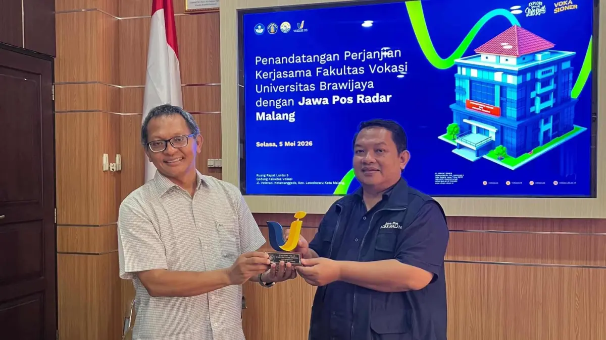 SINERGI: Dekan Fakultas Vokasi Universitas Brawijaya Mukhammad Kholid Mawardi (kiri) dan Tauhid Wijaya seusai penandatanganan perjanjian kerja sama, Selasa (5/5).