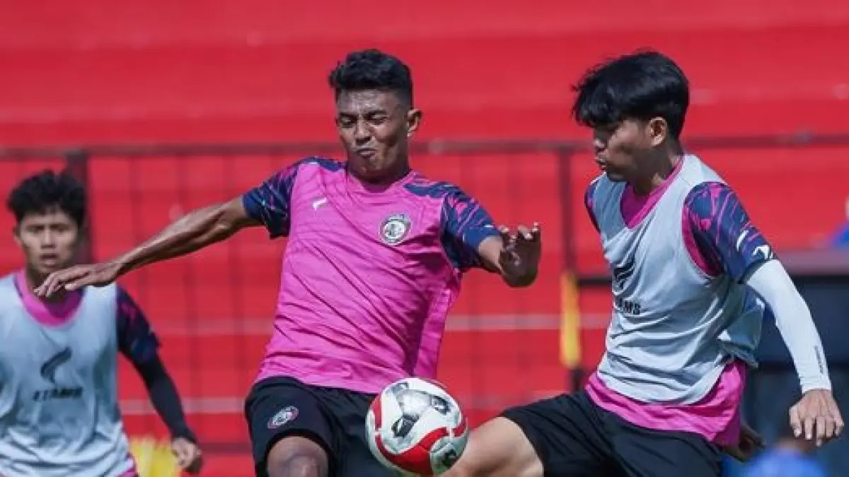 SULIT CAPAI TARGET: Dedik Setiawan (kiri) berusaha melewati Anwar Rifai dalam sesi latihan di Stadion Gajayana, beberapa waktu lalu. (foto: MO Arema FC for Radar Malang).