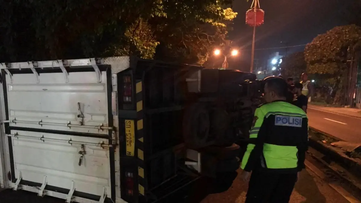 Truk terguling di Jalan Raya Singosari, Kabupaten Malang