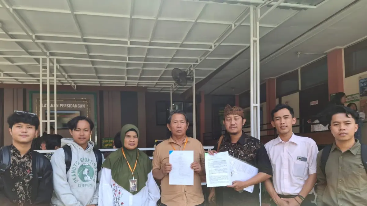 TUNTUT KEADILAN: Edi Rohaedi (tengah) bersama istrinya Enis Tsuwaibah (tiga dari kiri), advokat LBH Malang Andi Rachmanto (tiga dari kiri), bersama sejumlah mahasiswa FH UMM mengajukan keberatan ke PN Malang pada Rabu (6/5)