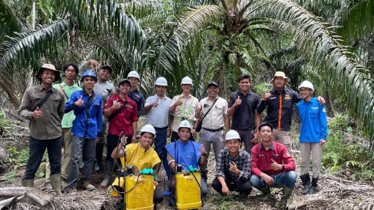 UNGGUL: Novan bersama rekannya di perusahaan pengolahan kelapa sawit berskala nasional.