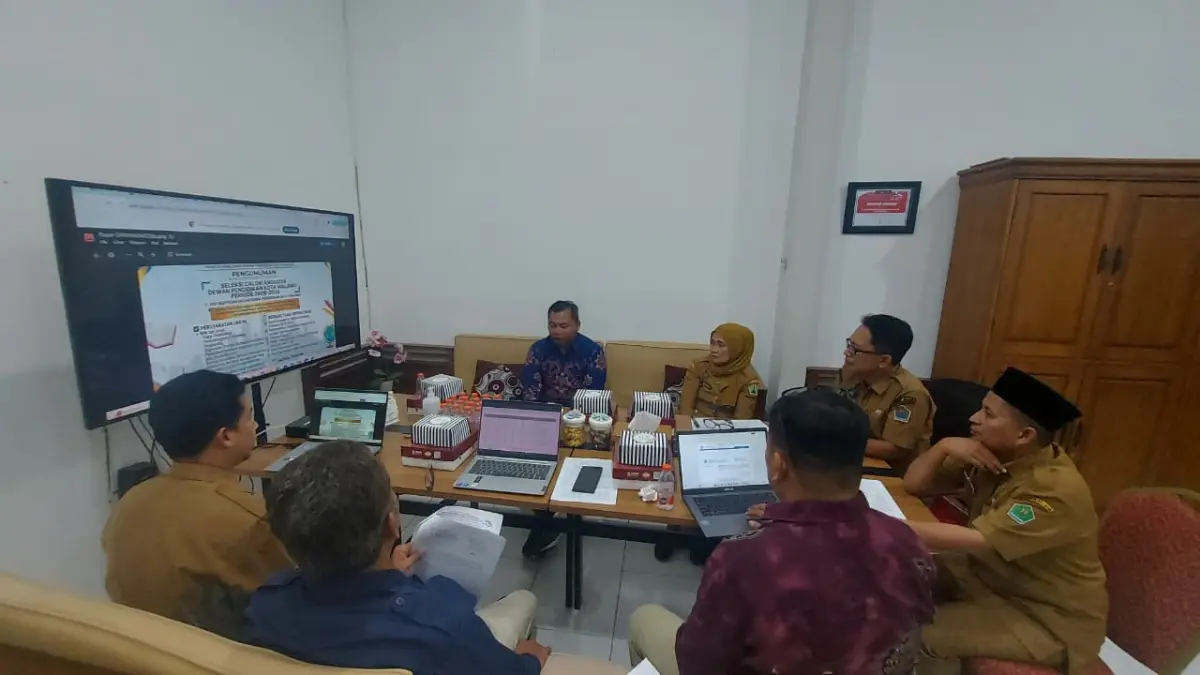BERJALAN TERTUTUP: Tim juri seleksi pemilihan Dewan Pendidikan Kota Malang (DPKM) melakukan diskusi intens sebelum memutuskan peserta yang lolos, kemarin. 