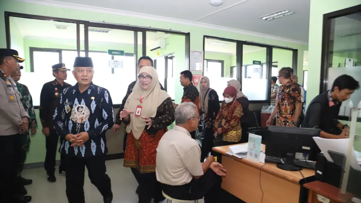 Bupati Malang H. M Sanusi (kiri) meninjau layanan RSUD Knjuruhan. (Prokopim Kabupaten Malang)