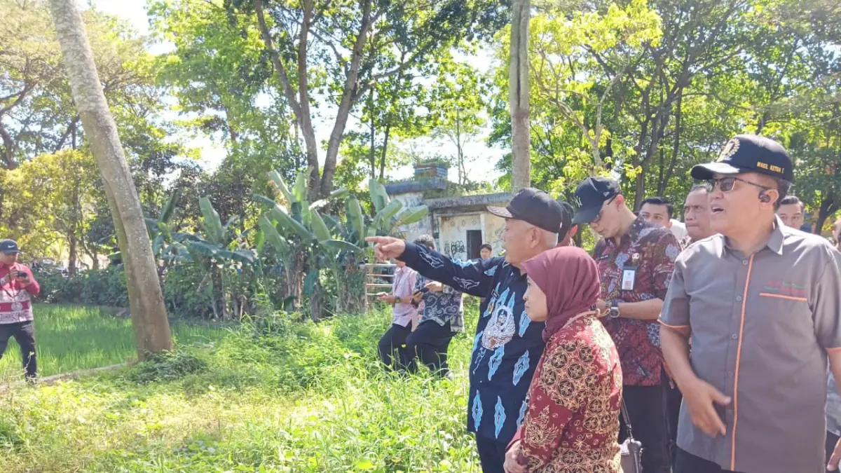 Bupati Malang H M. Sanusi meninjau lahan untuk proyek Alun-Alun Kepanjen.